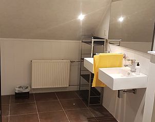 Stilvolles Badezimmer im Ferienhaus in Tiendeveen, Drenthe mit groem Waschbecken und modernen Details.