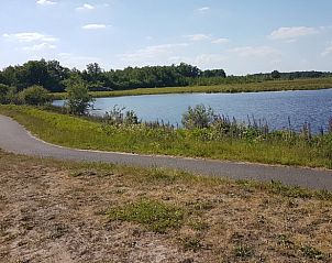 Natrliche Umgebung im Ferienhaus in Tiendeveen, Drenthe mit Radweg am Wasser entlang.