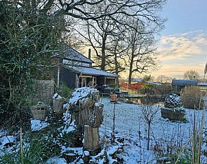 Knus vakantiehuisje in Dieverbrug, Zuidwest Drenthe, met een gezellig terras en landelijke uitstraling.