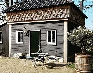 Gezellige slaapkamer in Huisje in Dieverbrug, Zuidwest Drenthe, met houten afwerking en warme sfeer.