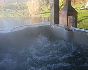 Sneeuw bedekt Huisje in Dieverbrug, Zuidwest Drenthe, met een betoverend winterlandschap rondom.