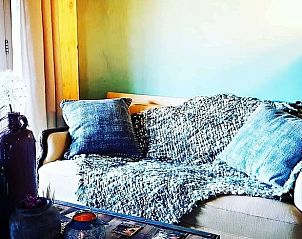 Knusse slaapkamer in Huisje in Dieverbrug, Zuidwest Drenthe, met zachte beddengoed en grote ramen.