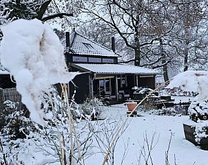 Winterse sfeer bij Huisje in Dieverbrug, Zuidwest Drenthe, met sauna en besneeuwde tuin.
