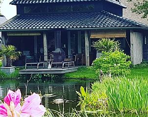 Buitendiner bij Huisje in Dieverbrug, Zuidwest Drenthe, met uitzicht op de vijver en heerlijke gerechten.