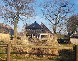 Stijlvolle badkamer in Huisje in Dieverbrug, Zuidwest Drenthe, met kleurrijke details en unieke spiegel.