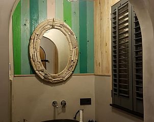 Avondzicht vanaf het terras van Huisje in Dieverbrug, Zuidwest Drenthe, met een sfeervolle open haard.