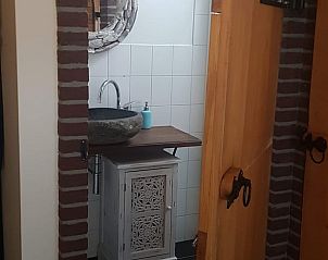 Charmante badkamer met rustieke elementen in Vakantiehuisje in Dieverbrug, Zuidwest Drenthe.