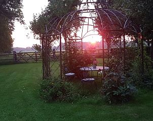 Romantische zonsondergang in de tuin van Vakantiehuisje in Dieverbrug, Drenthe.