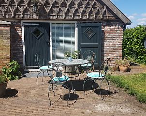 Geniet van de rust op het terras van vakantiehuis DG2026 in Dieverbrug, Zuidwest Drenthe, omgeven door groene natuur en landelijke charme.