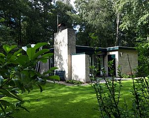 Vakantiehuisje in Oude Willem, Zuidwest Drenthe omgeven door groene natuur en rustieke omgeving, ideaal voor een ontspannen verblijf.