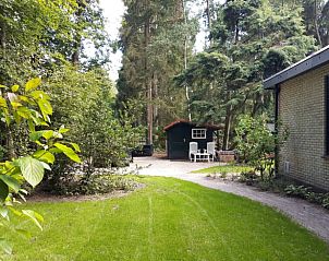 Vakantiehuisje in Oude Willem, Zuidwest Drenthe, omgeven door groene natuur en rustieke tuin met terras, ideaal voor ontspanning.