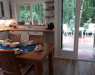 Gezellige keuken met uitzicht op terras bij Vakantiehuisje in Oude Willem, Zuidwest Drenthe. Geniet van de natuur vanuit dit charmante vakantiehuis.