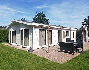 Geniet van de zonnige veranda bij vakantiehuis Hackfort 4 in Biddinghuizen, Oostelijk Flevoland, ideaal voor ontspanning in de natuur.