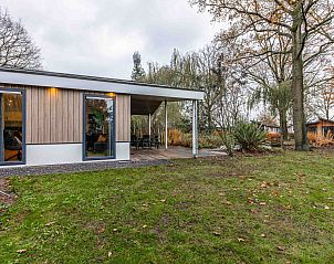 Vrijstaande woning in Biddinghuizen met ruime veranda, omgeven door natuur in Oostelijk Flevoland, ideaal vakantiehuis voor ontspanning.