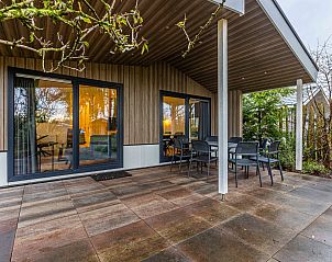 Ruime veranda van de Vrijstaande woning in Biddinghuizen, vakantiehuis in Oostelijk Flevoland met uitzicht op de omliggende natuur.