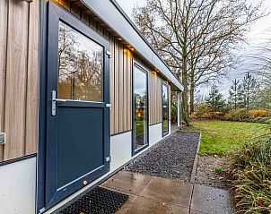 Vrijstaande woning in Biddinghuizen in Flevoland met modern terras, omgeven door natuur en rustieke omgeving.
