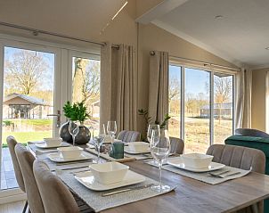 Stijlvolle eethoek in Vakantiehuis Hackfort 6, Biddinghuizen, met uitzicht op de natuur van Oostelijk Flevoland.