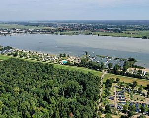 Luchtfoto van de omgeving van Vakantiehuis Hackfort 6 in Biddinghuizen, nabij het water en groen van Flevoland.
