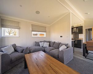 Gezellige woonkamer van Vakantiehuis Hackfort 4 in Biddinghuizen, ideaal voor ontspanning in Oostelijk Flevoland.