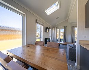 Eetruimte in Vakantiehuis Hackfort 4, stijlvol ingericht met veel natuurlijk licht in Biddinghuizen, Flevoland.