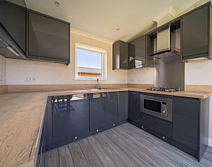 Moderne keuken in Vakantiehuis Hackfort 4 in Biddinghuizen, volledig uitgerust voor een comfortabel verblijf in Flevoland.