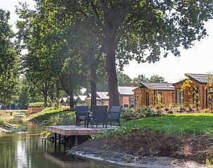 Vakantiehuis Bosvilla Sauna 8 in Biddinghuizen met terras aan het water en groene omgeving.