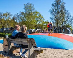 Kinderen spelen op de trampoline bij Vakantiehuis Cosy Unique 4 in Biddinghuizen, een geweldige plek voor familieplezier in Flevoland.