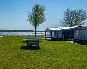 Kampeerplekken met uitzicht op het water bij Vakantiehuis Cosy Unique 4 in Biddinghuizen, ideaal voor natuurliefhebbers in Flevoland.