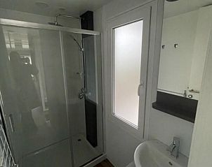 Stijlvolle badkamer in Vakantiehuis Cosy Unique 4 in Biddinghuizen, biedt luxe en comfort in Flevoland.