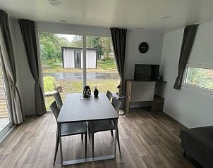Eetruimte met uitzicht in Vakantiehuis Cosy Unique 4 in Biddinghuizen, ideaal voor gezellige maaltijden in Oostelijk Flevoland.