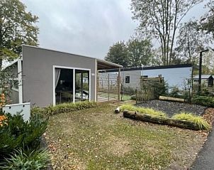 Exterieur van Vakantiehuis Cosy Unique 4 in Biddinghuizen, omgeven door natuur in het hart van Flevoland.