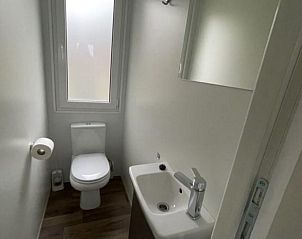 Moderne badkamer in Vakantiehuis Cosy Unique 4 in Biddinghuizen, biedt luxe en gemak in Flevoland.