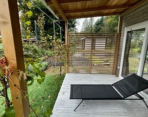 Priv veranda met uitzicht bij Vakantiehuis Cosy Unique 4 in Biddinghuizen, ideaal voor rustige momenten in Flevoland.