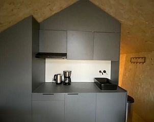 Moderne keuken in Vakantiehuis Solo Retreat 4, Biddinghuizen, Flevoland, met koffiezetapparaat en waterkoker.