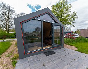 Uniek design van Vakantiehuis Solo Retreat 4 in Biddinghuizen, met moderne architectuur en tuin.