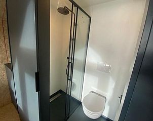 Moderne badkamer in Vakantiehuis Solo Retreat 2, Biddinghuizen, voorzien van alle gemakken voor een comfortabel verblijf in Flevoland.