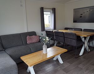 Gezellige woonkamer in Chalet in Biddinghuizen met comfortabele zithoek en eethoek in Oostelijk Flevoland.