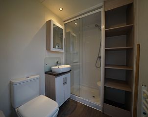 Moderne badkamer in Chalet in Biddinghuizen met douche en wastafel, biedt comfort in Oostelijk Flevoland.