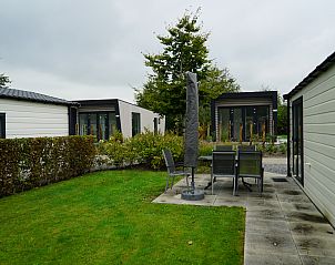 Terras van Chalet in Biddinghuizen met tuinmeubilair, ideaal voor buitenontspanning in Oostelijk Flevoland.