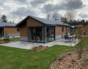 Chalet in Biddinghuizen met moderne veranda in Oostelijk Flevoland, ideaal voor een ontspannen vakantie in Flevoland.