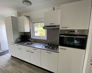 Volledig uitgeruste keuken in Chalet in Biddinghuizen, Oostelijk Flevoland, perfect voor zelfvoorzienende vakanties in Flevoland.