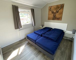 Comfortabele slaapkamer met tweepersoonsbed in Chalet in Biddinghuizen, Oostelijk Flevoland, voor een rustige nachtrust.