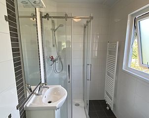 Moderne badkamer met douche in Chalet in Biddinghuizen, Oostelijk Flevoland, voor een verfrissende vakantie-ervaring.