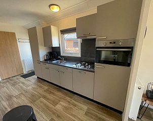 Stijlvolle keuken met moderne apparatuur in Chalet in Biddinghuizen, Oostelijk Flevoland, voor een comfortabele vakantie.
