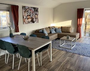 Gezellige woonkamer met eethoek in Chalet in Biddinghuizen, Oostelijk Flevoland, voor een ontspannen vakantie in Flevoland.