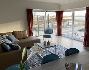 Lichte woonkamer met uitzicht in Chalet in Biddinghuizen, Oostelijk Flevoland, voor een ontspannen verblijf.