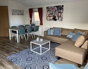 Stijlvol ingerichte woonkamer in Chalet in Biddinghuizen, Oostelijk Flevoland, voor een gezellige vakantie-ervaring.