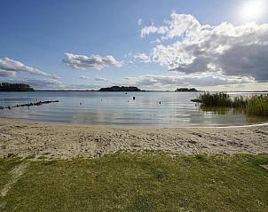Houten tafel op terras van Strandhuisje | 4 Personen in Biddinghuizen, Oostelijk Flevoland