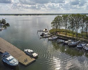 Luchtfoto van Safaritent XS in Biddinghuizen, Flevoland met omliggende natuur en boten.