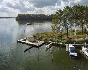 Uitzicht op de safaritent XS aan het water in Biddinghuizen, Flevoland met groene omgeving.